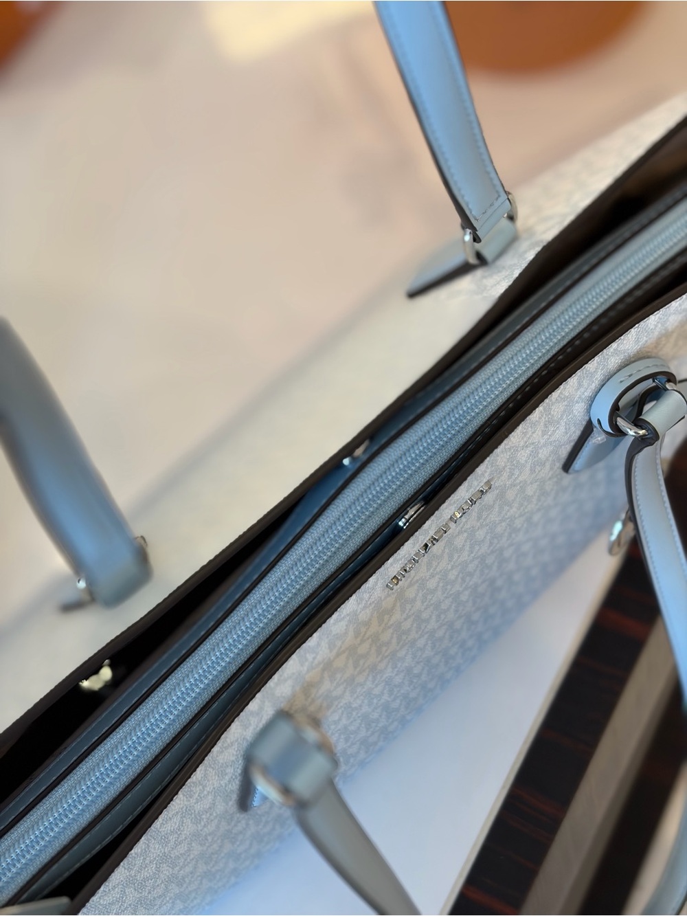 MICHAEL KORS Sheila Large Ombré Signature Logo Tote Bag - Picture 10 of 13